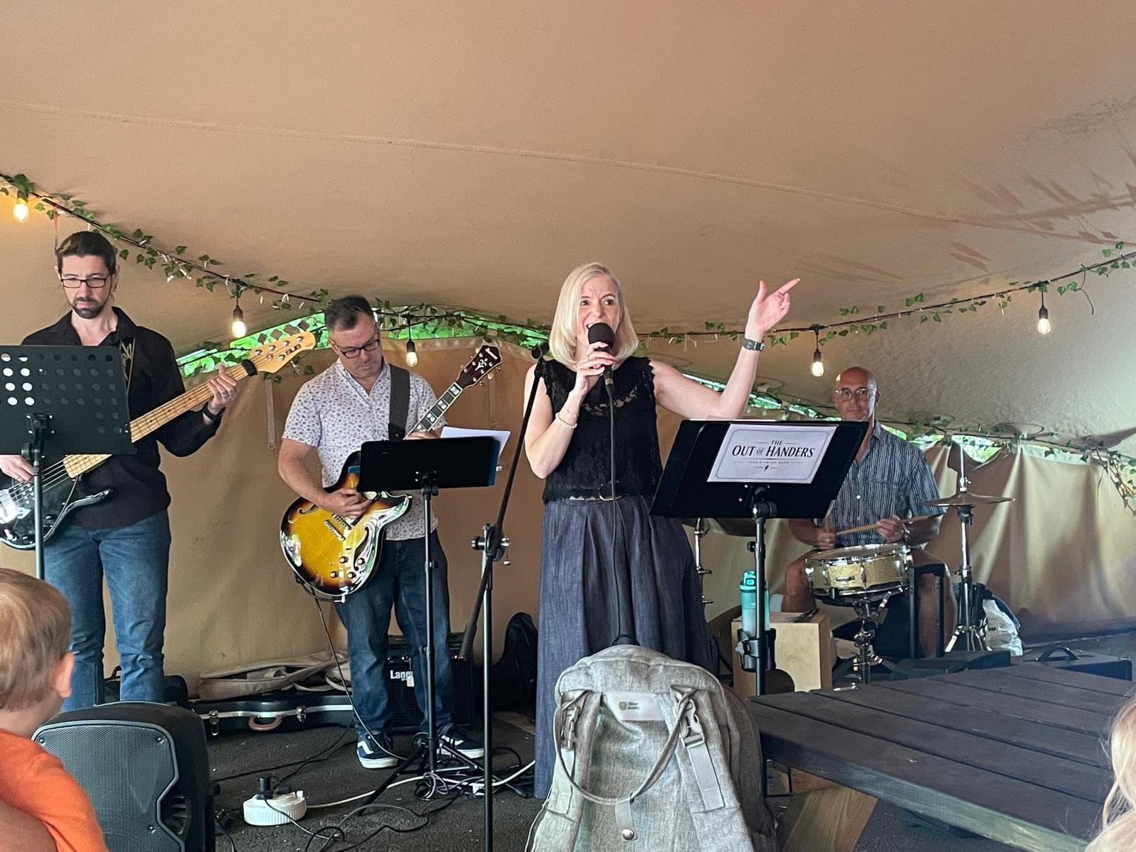 Hilla mid-vocal with the band behind her